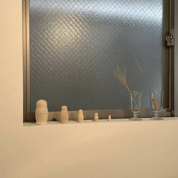 Raftaki cam şişeler.