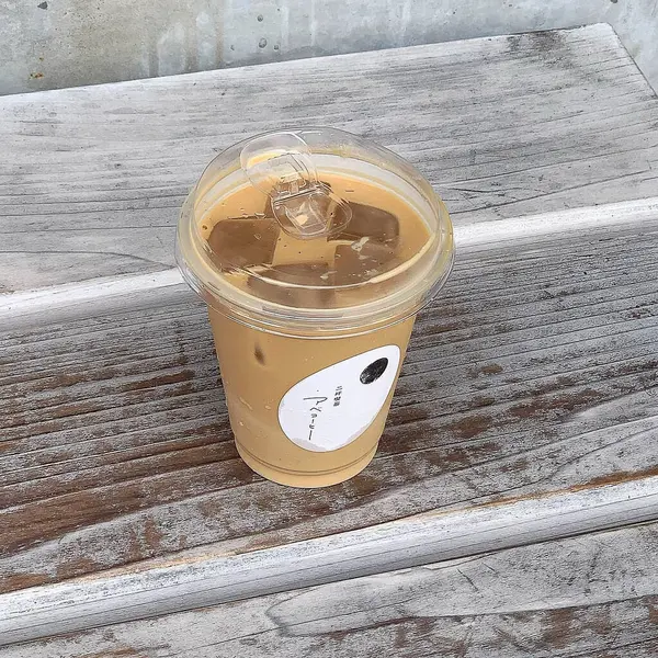 Tahta masada bir fincan kahve.