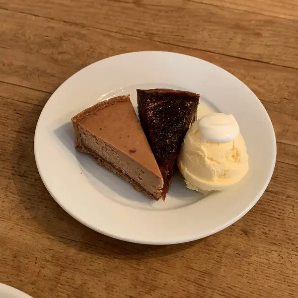 Beyaz bir tabakta bir dilim lezzetli çikolatalı pasta.