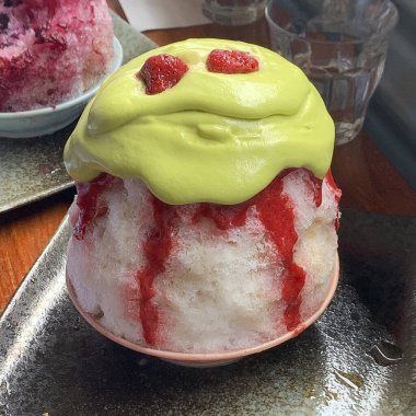 Kremalı ve çilekli lezzetli tatlı.