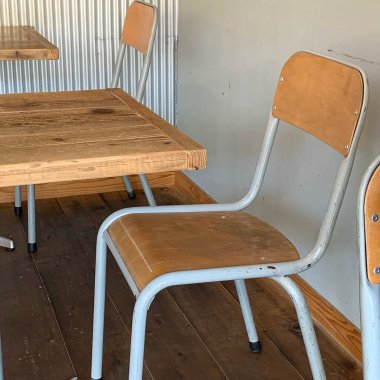 Boş ahşap masa ve sandalyeler