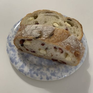 Lezzetli ve kirazlı taze bir pastanın dikey çekimi.