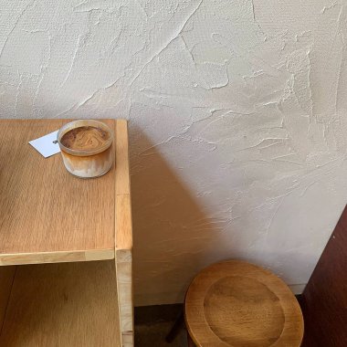 Kahve fincanı ahşap masada..