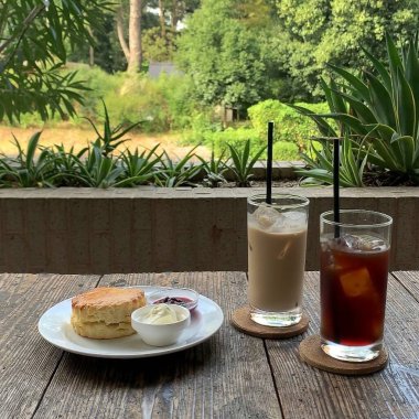 Kahve ve dondurma bir kafede masanın üstünde.