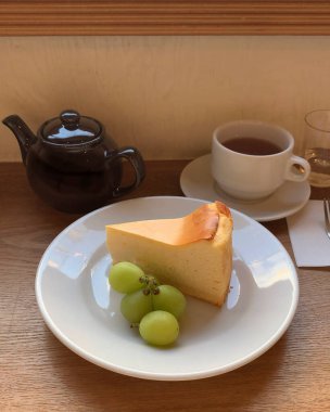 Kahve ve çay eşliğinde nefis bir pasta.