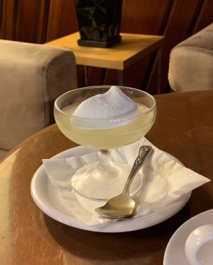 Bir bardak limonlu dondurma.