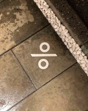 Siyah saplı, beyaz ve kahverengi bir zeminin yakın plan fotoğrafı.