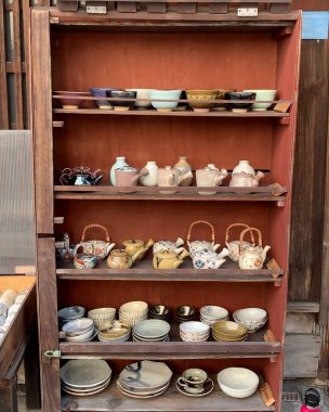 Bir sürü farklı yemeği olan eski ahşap bir masa.