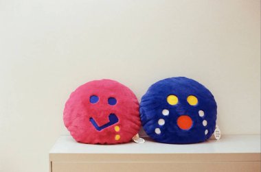 Beyaz arkaplanlı renkli paskalya yumurtaları