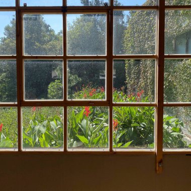 Bir bardak suyla güzel bir pencere.