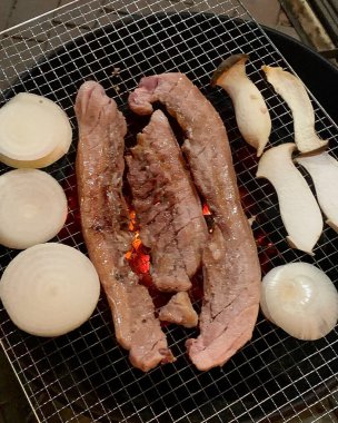 Tavada kızarmış et.