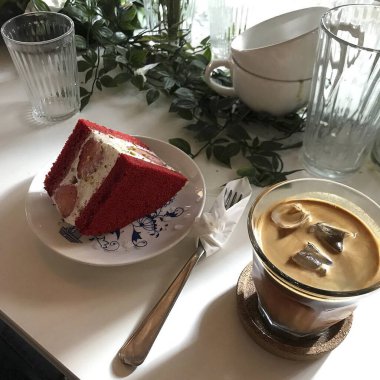 kahve fincanı ve masada çay.