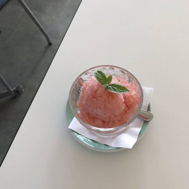 Taze çilekli dondurma.