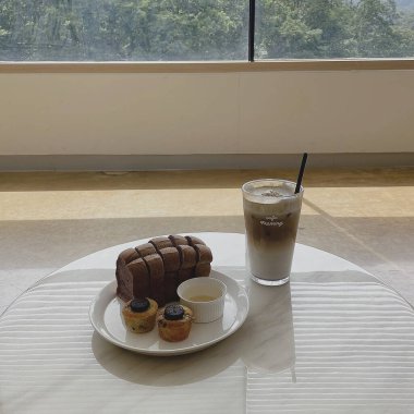 Masada buzlu ve çikolatalı kahve