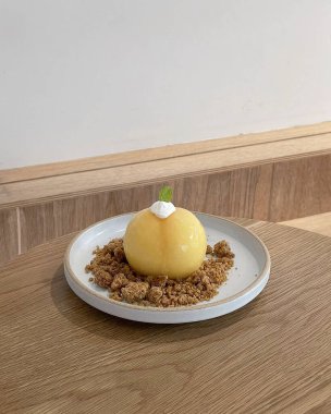 Elmalı pasta ve bir fincan kahveli dondurma.