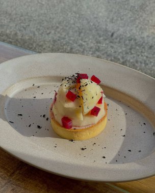 Kremalı, çilekli, çikolatalı ve kremalı tatlı.