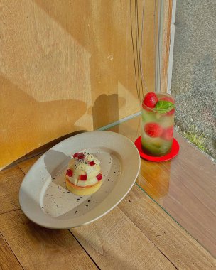 Kremalı ve çilekli kek.