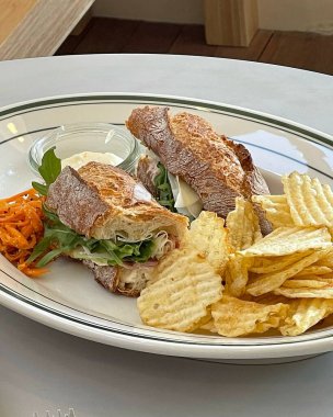 Peynirli lezzetli bir sandviçin yakın plan çekimi.