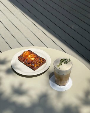 kahve ve kek ahşap masada.