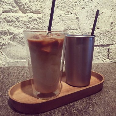 Ahşap masa arkasında buzlu çay.