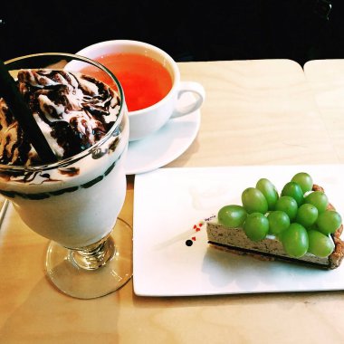 Kremalı ve kahveli lezzetli çikolatalı kek.