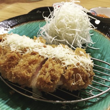 Pirinç ve sebzeli kızarmış tavuk.