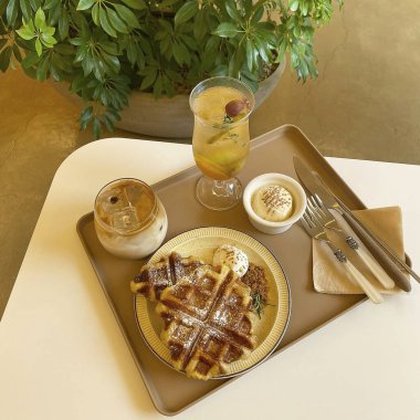 Kremalı ve reçelli lezzetli waffle.