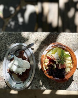 Meyveli ve fındıklı dondurma.