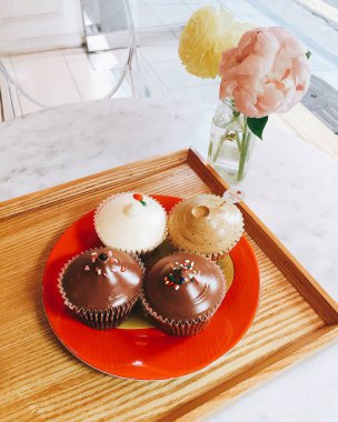 Beyaz bir masada nefis çikolatalı pasta.