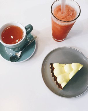 Bir fincan çay ve bir fincan kahve.