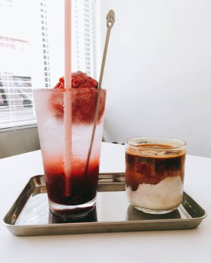 Çilekli ve çilekli dondurma.