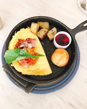 Kahve ve meyveli kahvaltı.