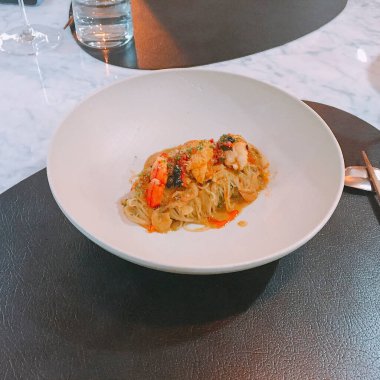 somon ve sebzeli makarna