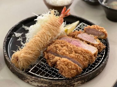 Sebze ve baharatlı kızarmış domuz eti.