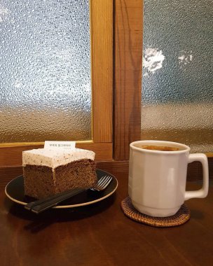 Ahşap arka planda kahve fincanı ve çay.