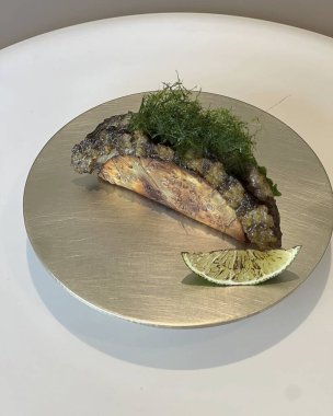 Patates ve otlu ızgara somon.