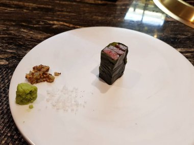 Suşi pirinç ve somon ile