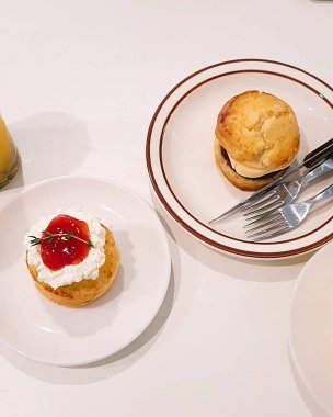 Lezzetli ve güzel bir kahvaltı bir fincan çay ve beyaz tabakta bir bıçakla