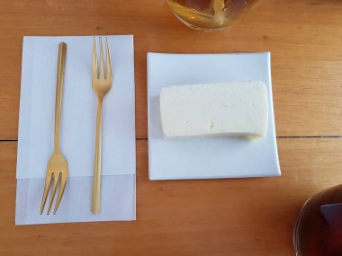 Çatallı beyaz ve kahverengi peynir.