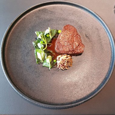 Masada lezzetli yemekler var.