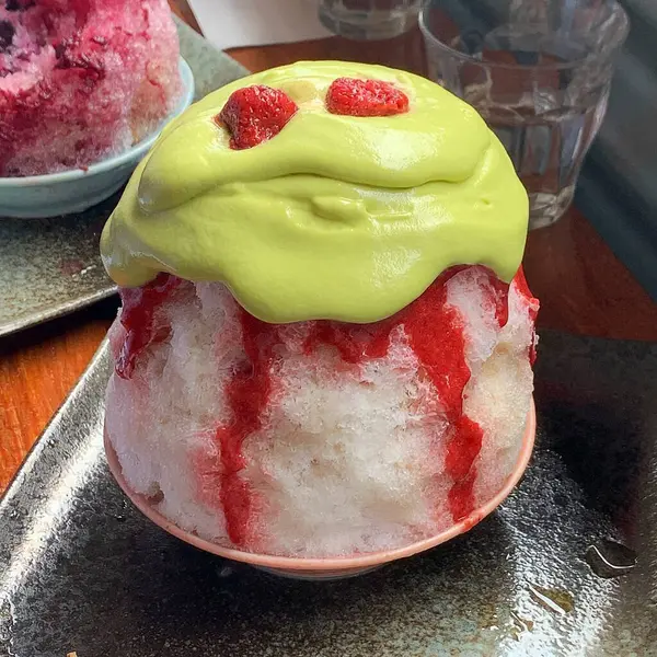 Kremalı ve çilekli lezzetli tatlı.