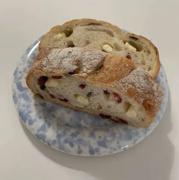 Lezzetli ve kirazlı taze bir pastanın dikey çekimi.