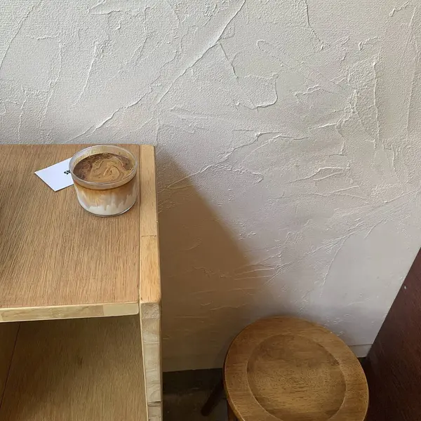 Kahve fincanı ahşap masada..