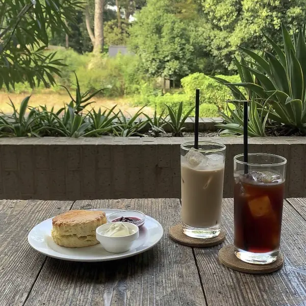 Kahve ve dondurma bir kafede masanın üstünde.