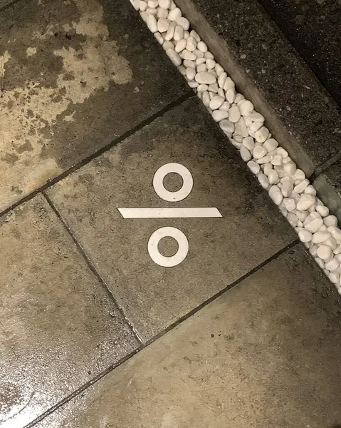 Siyah saplı, beyaz ve kahverengi bir zeminin yakın plan fotoğrafı.