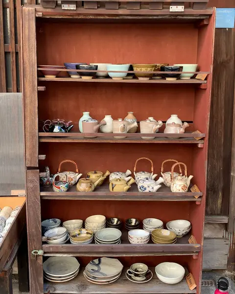 Bir sürü farklı yemeği olan eski ahşap bir masa.