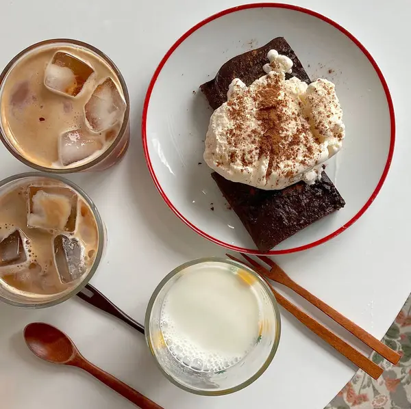 Nefis kahve ve çikolatalı kek.