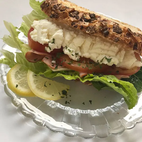 Somon, peynir ve domatesli lezzetli bir sandviç.