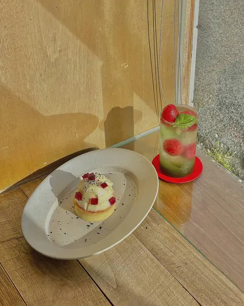 Kremalı ve çilekli kek.