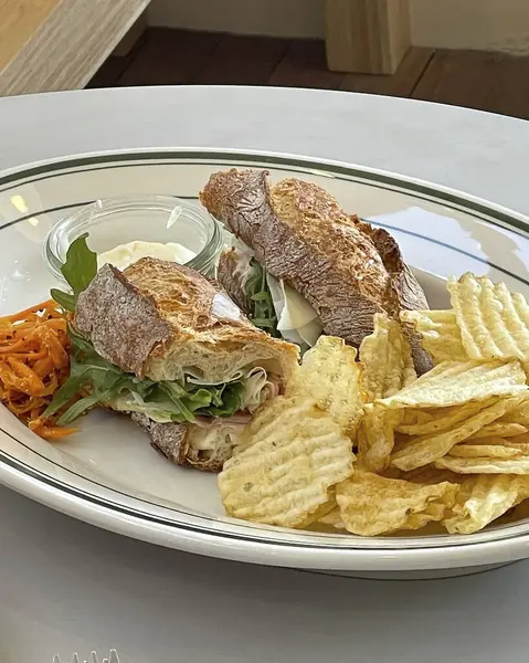 Peynirli lezzetli bir sandviçin yakın plan çekimi.